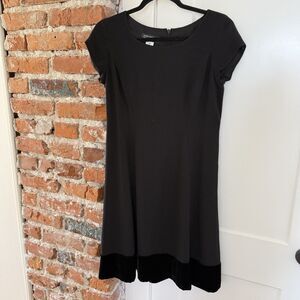 Jones New York Black Cocktail Dress Size 6P Shift Dress Velvet Hem 100% Wool